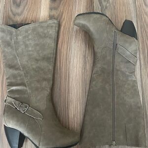 Stylish Women's Tan Boots